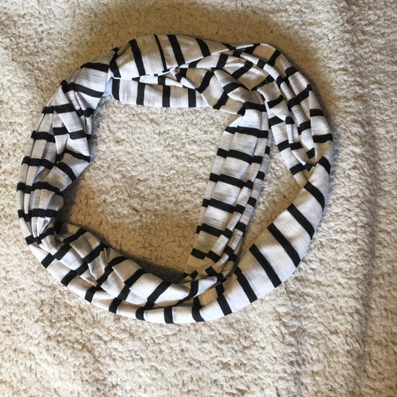 Kids black and white striped infinity scarf - Picture 3 of 4